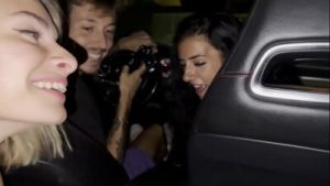 Mentre stavamo tornando a casa dal cinema in. macchina con amici, ho iniziato a succhiare il cazzo al ragazzo seduto dietro con me