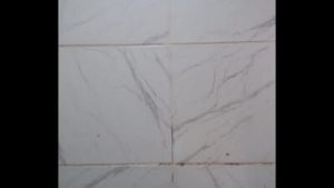 Mijando no banheiro do Bar .