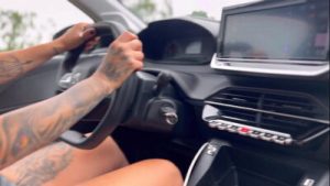 Mulher Uber pega cliente viagem Rio de Janeiro São Paulo ! Pagamento da viagem da o cu ele gozar dentro do cuzinho da Uber !