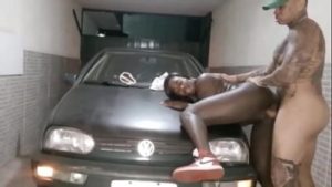 Sexo na garagem com Fernanda Chocolate Em cima do capô carro