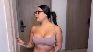 Vecina puta quería verga y viene ami apartamento con una excusa y provecho por que mi novia no esta en año nuevo