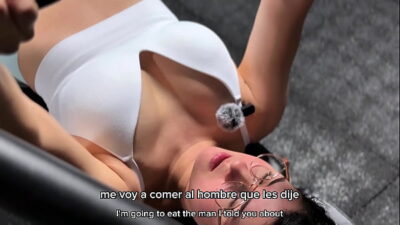 Cachonda de lentes se excita en el gimnasio y se folla a su gym crush