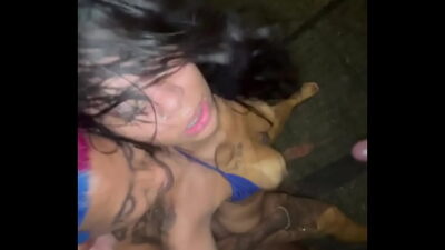 Depois de uma resenha fiquei animadinha e pedi pros meus amigos pararem o carro pra fuder com eles na rua sem camisinha, sem ligar pras pessoas que estavam passando e olhando.