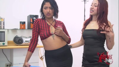 DOCTOR FOLLA A DOS LESBIANAS TÍMIDAS POR EL CULO DURANTE EL EXAMEN