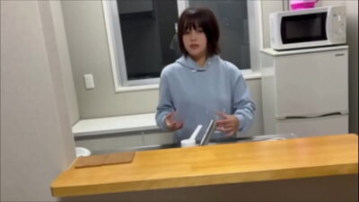 【キッチンカーの中で激しくSEXするカップル】沢山クレープ販売終えた後に彼女とエプロン姿でSEXしました。