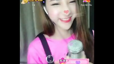 Em gái xinh xắn ngồi hát trên livestream Uplive