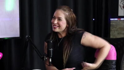 Foi fazer um conteúdo, ficou de 4 e levou um murro na costela, então gostou, e falou quem dava Match ou não no jogo do Tinder – Francis Simas (SHEER/RED)