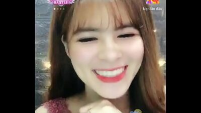 Hotgirl Nguyệt livestream trên Uplive