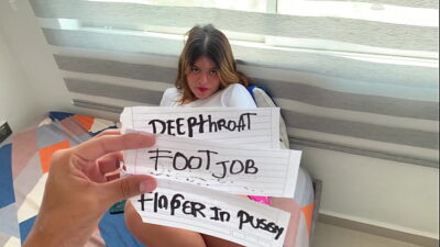 Me aprovecho de mi hermanastra embarazada para jugar a retos y como ella pierde termino follandola muy rico hasta hacerla venir a chorros.