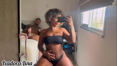 Meu meio irmão não pode me ver fazendo vídeo pro meu namorado e fode minha buceta.