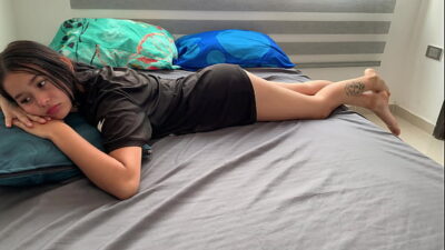 Mi linda hermanastra menor me pide mi dura polla como regalo de cumpleaños y quiere tragarse toda mi leche.