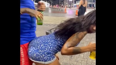 Resenha de putaria na rua acaba em fudelância no carro em movimento.