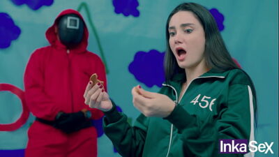 SQUID GAME – Victoria carmargo brasilera rompe la galleta en el juego del calamar y es follada por su carnoso y rosado coño.