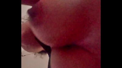 Consegui filmar a vizinha cavalgando,mas ela descobriu … Morena dos peitos grandes e geme gostoso!