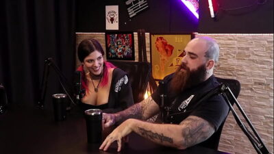 Ela queria ser modelo e ele a conheceu no Tinder – Queen e Iron