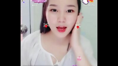 Em gái dễ thương hát trên Uplive