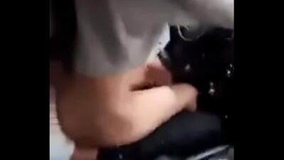 mi prima y yo lo hacemos en el carro delante de la gente