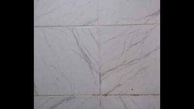 Mijando no banheiro do Bar .