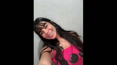 Não se engane por esse rostinho! Novinha de 18 anos é filmada fazendo dupla penetração com 2 homens na favela!