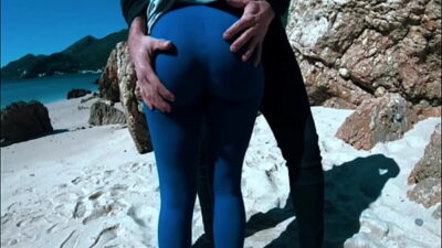 SEXO EN LA PLAYA mi hermanastra me pide que le parta el coño cremoso y apretado