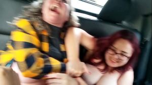 PUTARIA DENTRO DO CARRO COM DUAS LOUCAS SE PEGANDO E TODO MUNDO VENDO – TWO CRAZY WOMEN HAVING SEX IN THE CAR WITH EVERYONE WATCHING