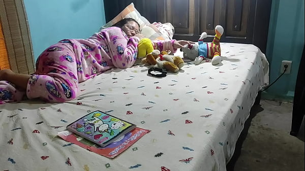 ensenando a mi hijastra a leer ya que no lo hace muy bien luego me pide que si le puedo enseñar mi pene