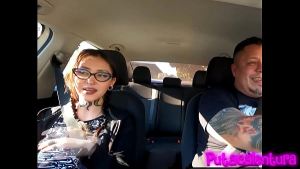 Chica Tatuada en Casting Ardiente: Besos y Acción Caliente en el Auto Rumbo al Hotel