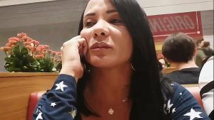 Marquei com boy do app no shopping mas rolou no carro.