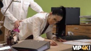 VIP4K. Elis Dark bittet um Kredit und spreizt ihre Beine