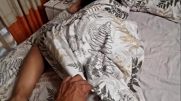 Despierto a mi hermanastra como a ella le gusta con mi verga en su culo