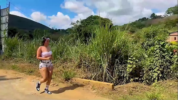 Latina brunette de enorme culo redondo es recogida y follada por gran verga dura dentro de un auto en su estrecho coño húmedo hasta que se corre!