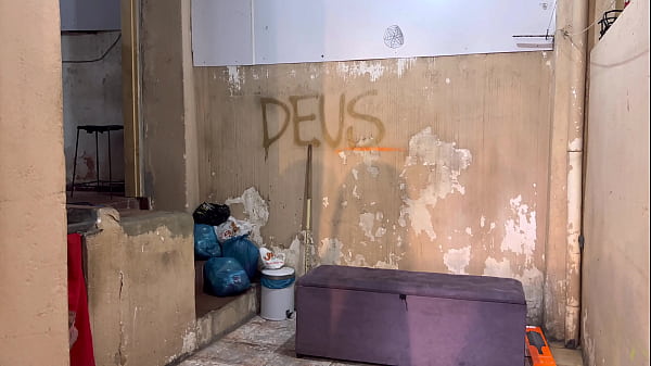 Na pracinha no meio da favela se pegamos gostoso até gozar ! Enquanto um homem estranho batia punheta escondido no beco da favela !