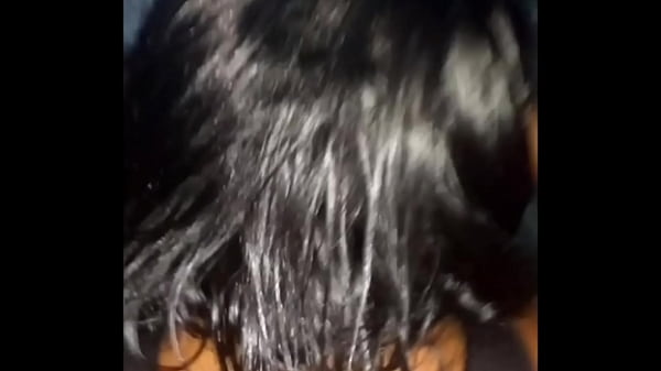 Sexo no estacionamento do shopping! Sexo em local público. Me encontrei com uma gostosa do Tinder e não suportamos o tesão. Transamos no estacionamento mesmo. Sexo em local proibido