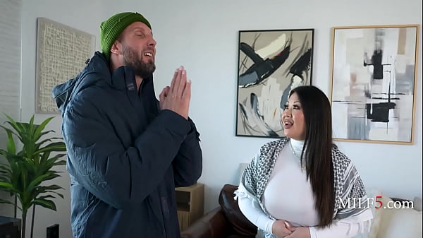 Thicc Asian MILF Helps A Hobo To Fuck Him Later – Tokyo Leigh  |  MILF5