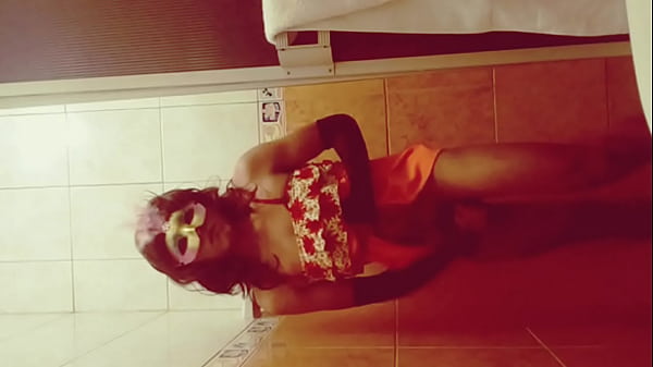 Vanessa travesti se masturba en la ducha