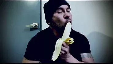 Chacal acepta hacer porno gay a cambio de algo de dinero