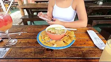 LA CHICA DE TINDER ACEPTA IR A COMER Y DESPUES DE LA COMIDA VIENE LA FOLLADA HASTA EYACULAR