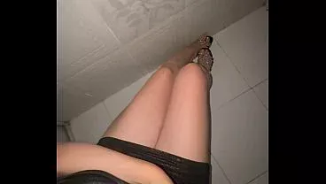 llego de la fiesta de la universidad muy caliente por que nadie quiso follarme en el baño asi que lo hare yo misma