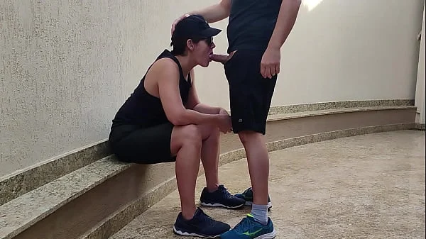 Sapatão machuda sendo fodida por amigo após perder uma aposta