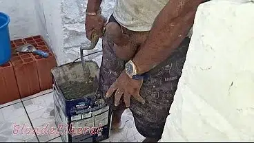 Pedreiro pediu pagamento do serviço em BUCETA E CUZINHO e como não sou boba aceitei, pois já estava molhadinha vendo ele trabalhar de pica dura – Trailer