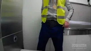 Rico Loko alias Ondrej Seno in toilet (Charlie Reed,Paul Mason,Tony Sweet)