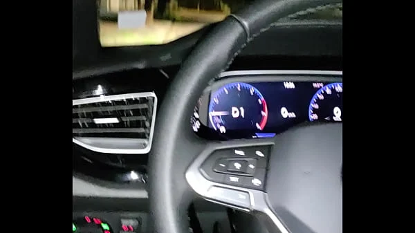 tomando leitinho no carro