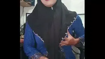 Hijab Tgirl Masturbating To Orgasm