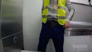 Rico Loko alias Ondrej Seno in toilet (Charlie Reed,Paul Mason,Tony Sweet)