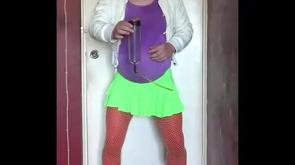 bisexual crossdresser mark loves to swallow his own piss but would love for another mans piss to swallow aswell