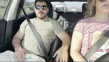 Marido bate punheta na estrada pra aliviar o tesao enquanto esposa dirige